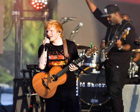 Koncertanmeldelse: Ed Sheerans karismatiske tilstedeværelse på scenen trængte hele vejen ud til sidste række i myretuen