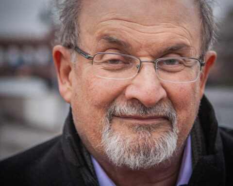Adlyd eller dø – beskeden bag overfaldet på Salman Rushdie er klar