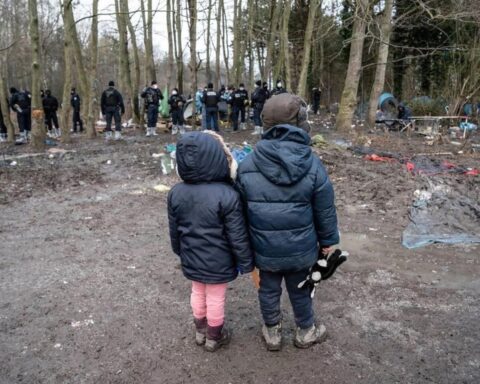 Politisk dødedans gør helvede hedt for flygtninge og migranter i Calais