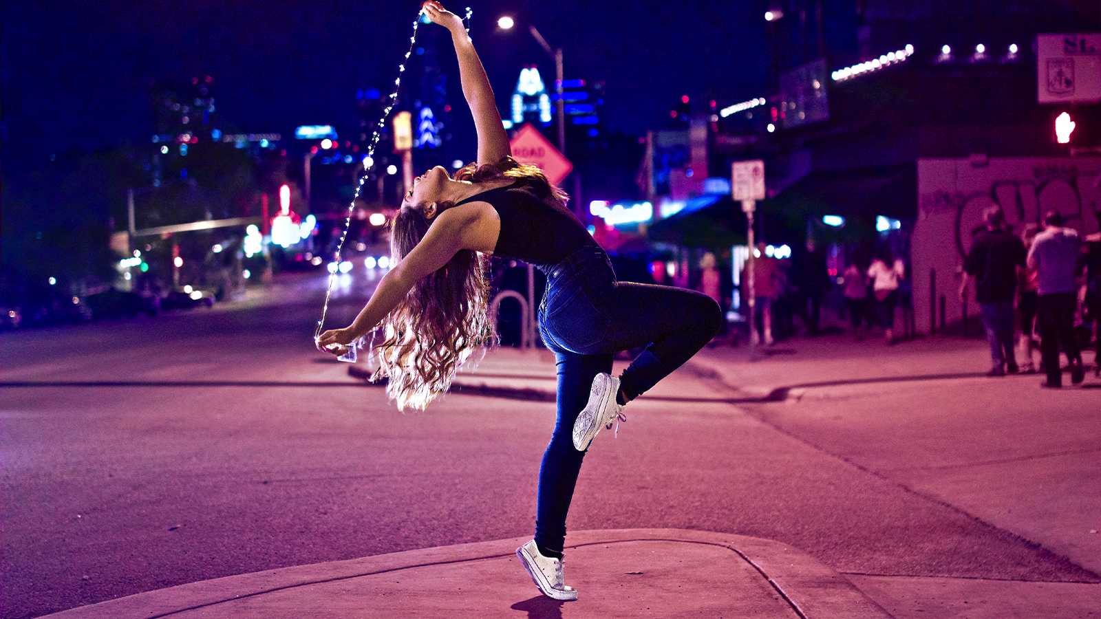 Kvinde danser på gaden om natten