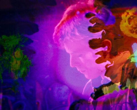 Moonage Daydream: Kaotisk og fragmenteret spejling af kunstneren, mennesket, tænkeren David Bowie