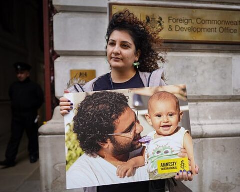 Fængslet britisk-egyptisk aktivist er bomben under COP27, som Egypten helst vil glemme