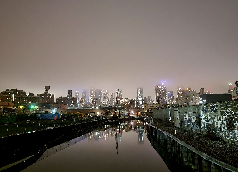 Gowanus Canal med udsigt til Downtown Brooklyn