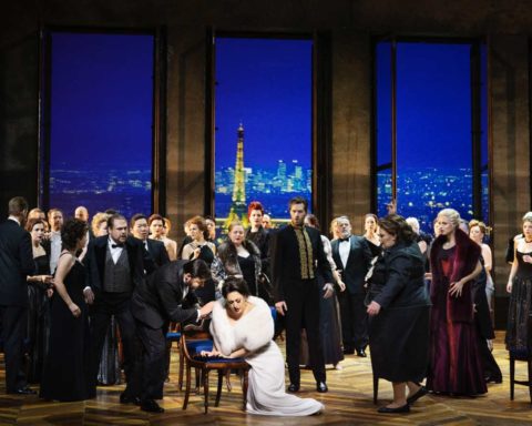 ”Den afsporede” – Verdis “La Traviata” i sangligt overbevisende repremiere