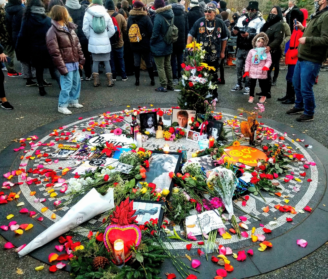 Fans mindes John Lennon i Strawberry Fields på 40-årsdagen for hans død