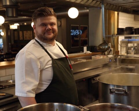 Otto er blevet udnævnt til årets unge kok, men han er ikke til ”20 retters menuer, pincetter og blomster og alt det pis”