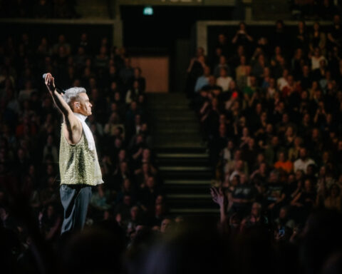 Robbie Williams i Royal Arena – Hits, flirt og sjov men intet på spil