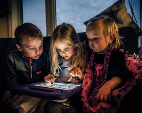 Diskussionen om børn og skærme er vigtig, men den mangler en dimension