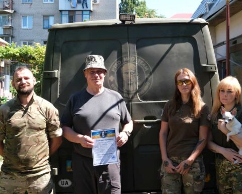 Jens Alstrup modtager diplom for ”uvurderlig” hjælp – imens kæmper ukrainerne fortsat uden hjelm