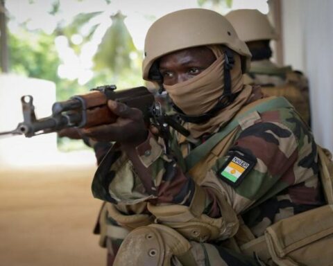 I Afrika er det tit en dårlig regering, militæret sparker ud