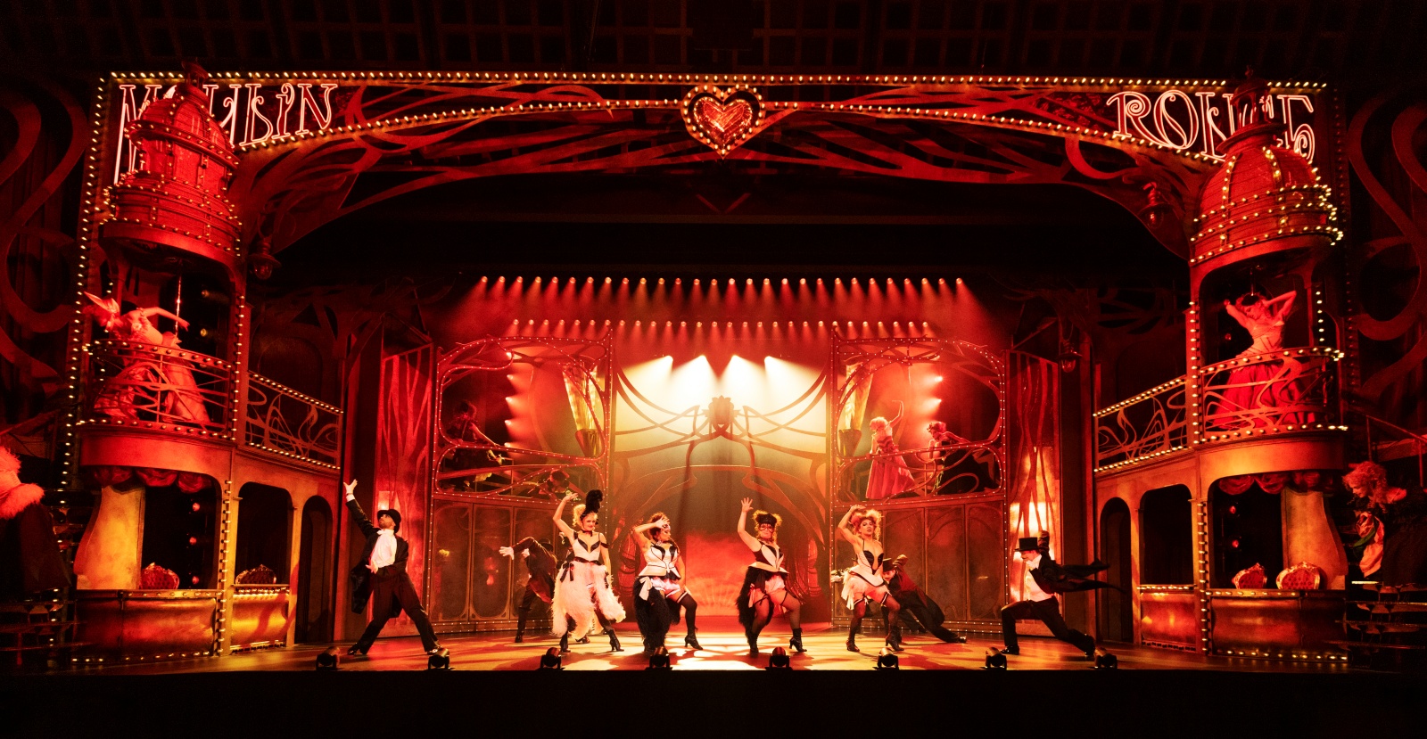 Moulin Rouge the Musical - vue over hele den brede scene