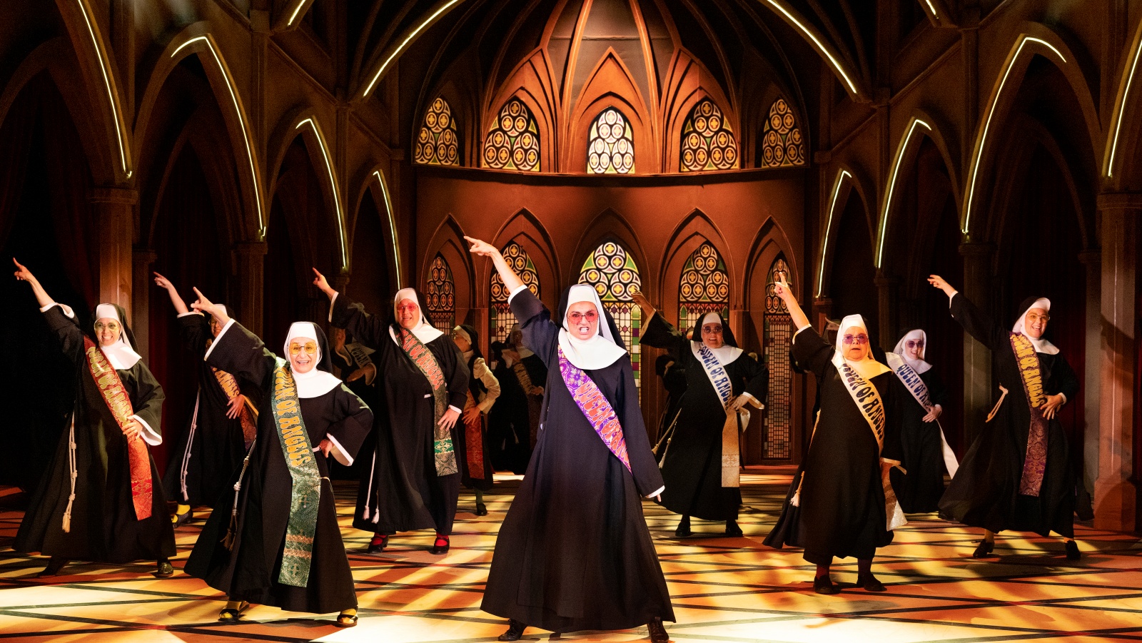 Sister Act slipper diskolyset løs i katedralen på Det Ny Teater
