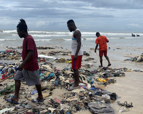 Dine gamle jeans ligger og dør på en strand i Ghana. Men nu vil EU give tøjet længere liv