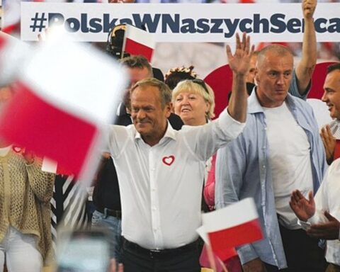 Polens nye samlingsregering i hård konfrontation med PiS