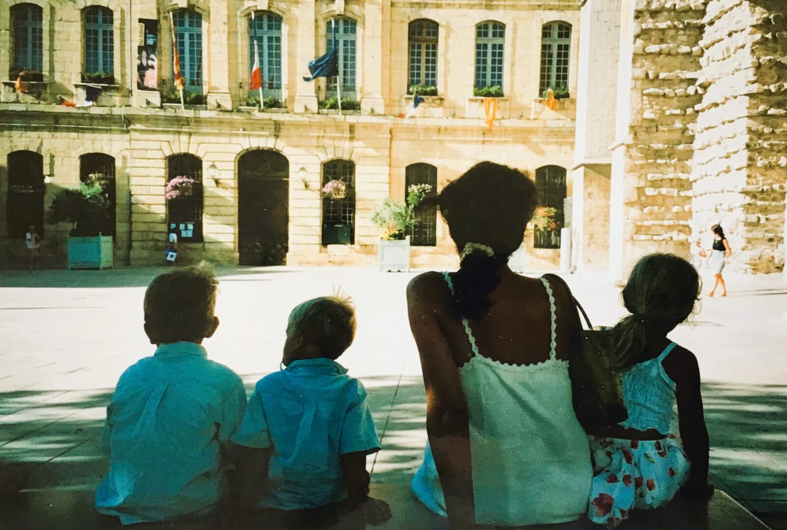 Skribentens familie ser på Maria-Magdelenes basilika i Provence