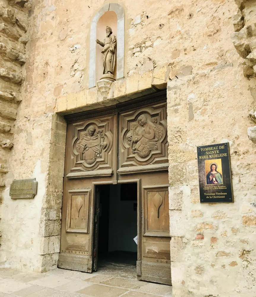 Hoveddøren til Maria-Magdelenas basilika i Provence