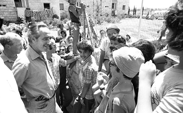 Israels premierminister Shimon Peres på besøg i Kiryat Arba i 1974