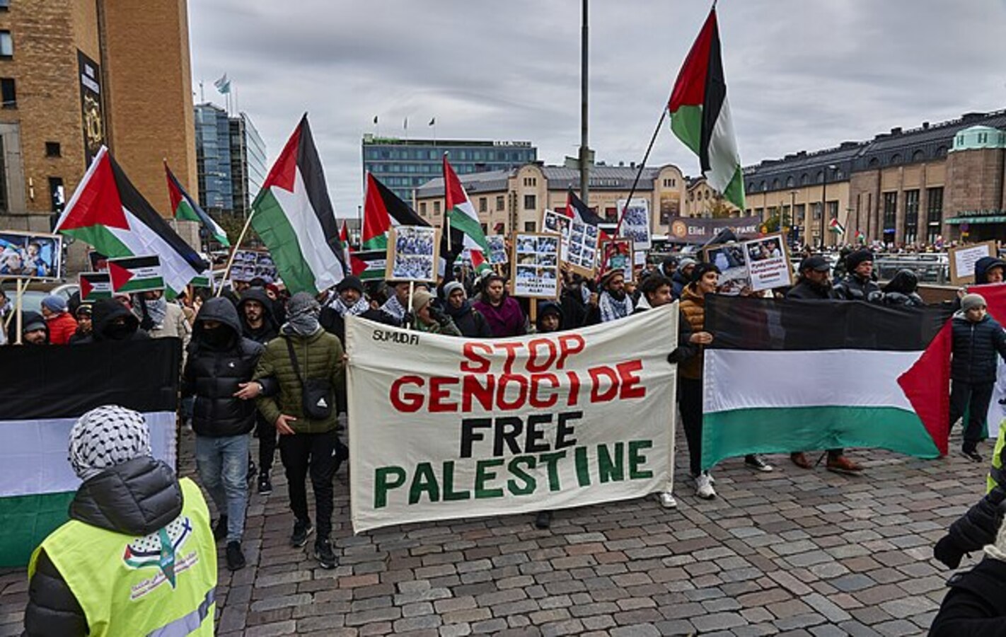 Stop folkedrab i Gaza, står der på demonstrantens skilt