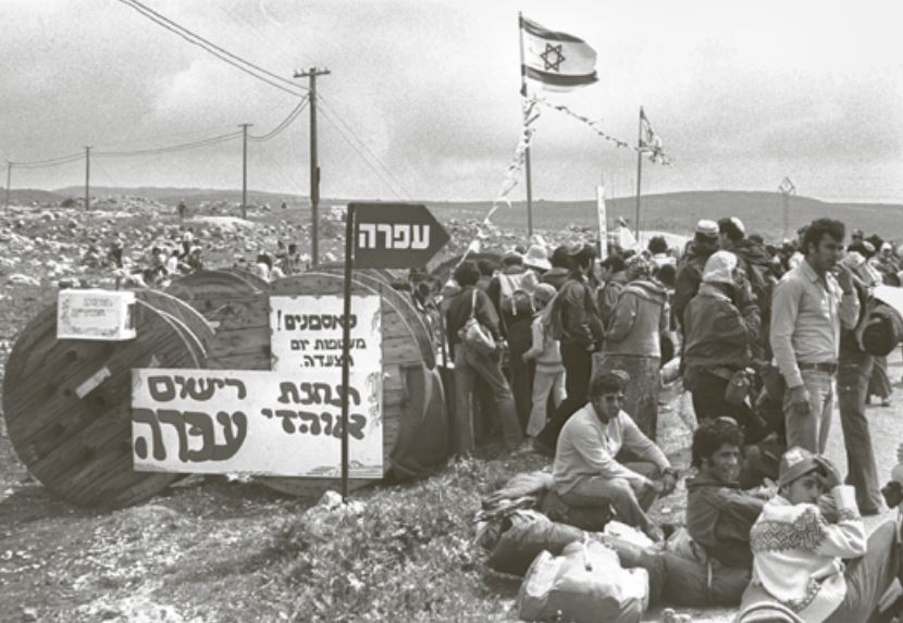 Israel anlægger en ny bosættelse på Vestbredden. Foto fra bogen "Den korte historie om Israel og Palæstina.