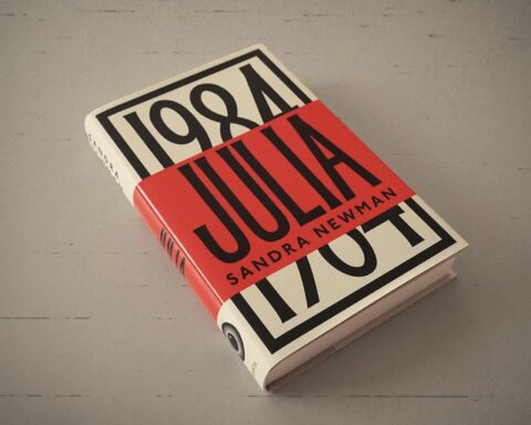 George Orwells berømte roman, "1984" er blevet genudgivet med romanen "Julia", der læser den klassiske tekst og genfortæller den tilsat et feministisk twist af Sandra Newman. Niels Dichov Lund anmelder. Foto: Amazon.