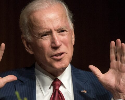 En presset Joe Biden fører valgkamp på 3 fronter