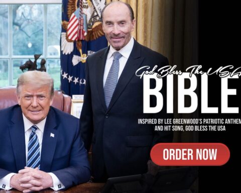 Trump lancerer sin egen bibel under påsken: “Make America Pray Again”