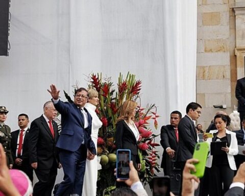 Omverdenen jubler, mens Colombias præsident forhandler fred med både oprørere og bander