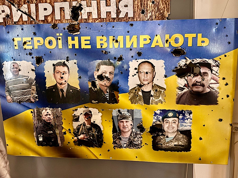 Mindesmærkerne ses overalt i Ukraine, der stadig er i krig med Rusland