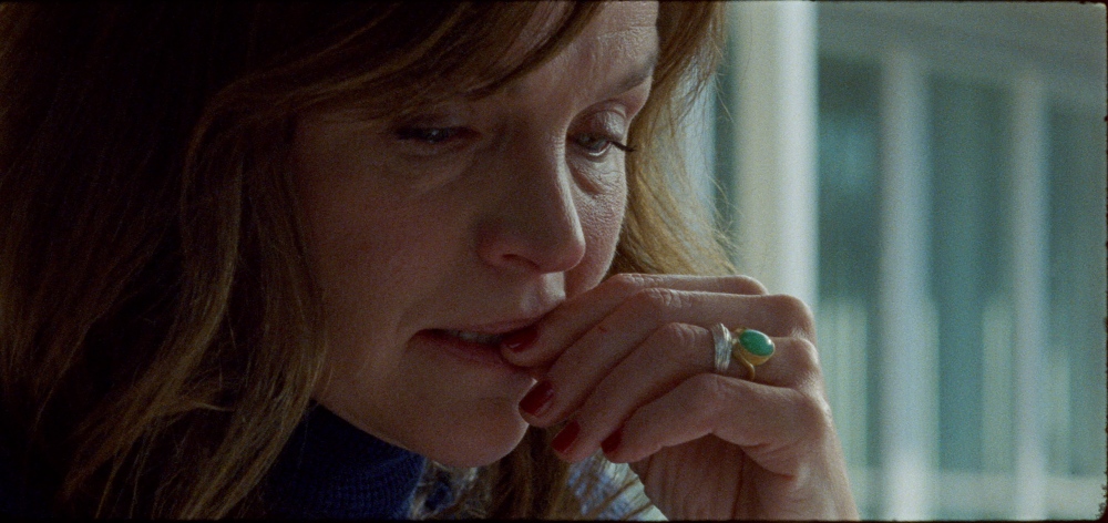 Et foto af en tænksom, neglebidende Sofia, spillet af Stine Stengade i Christina Rosendahls film "Fuld af kærlighed"