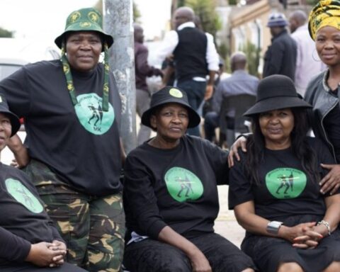 Her ses støtter af Sydafrikas ekspræsident Zumas nye parti