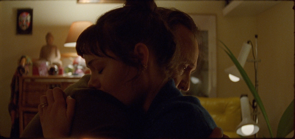 Et foto fra Christina Rosendahls film "Fuld af kærlighed", hvor den alkoholiserede far giver datteren et knus.