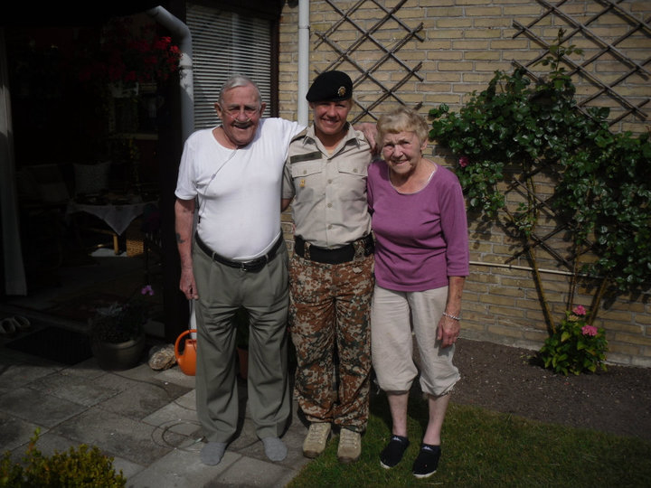 Foto af Malue Henriksen i uniform med hendes bedsteforældre, kort før hun blev udstationeret af Forsvaret.