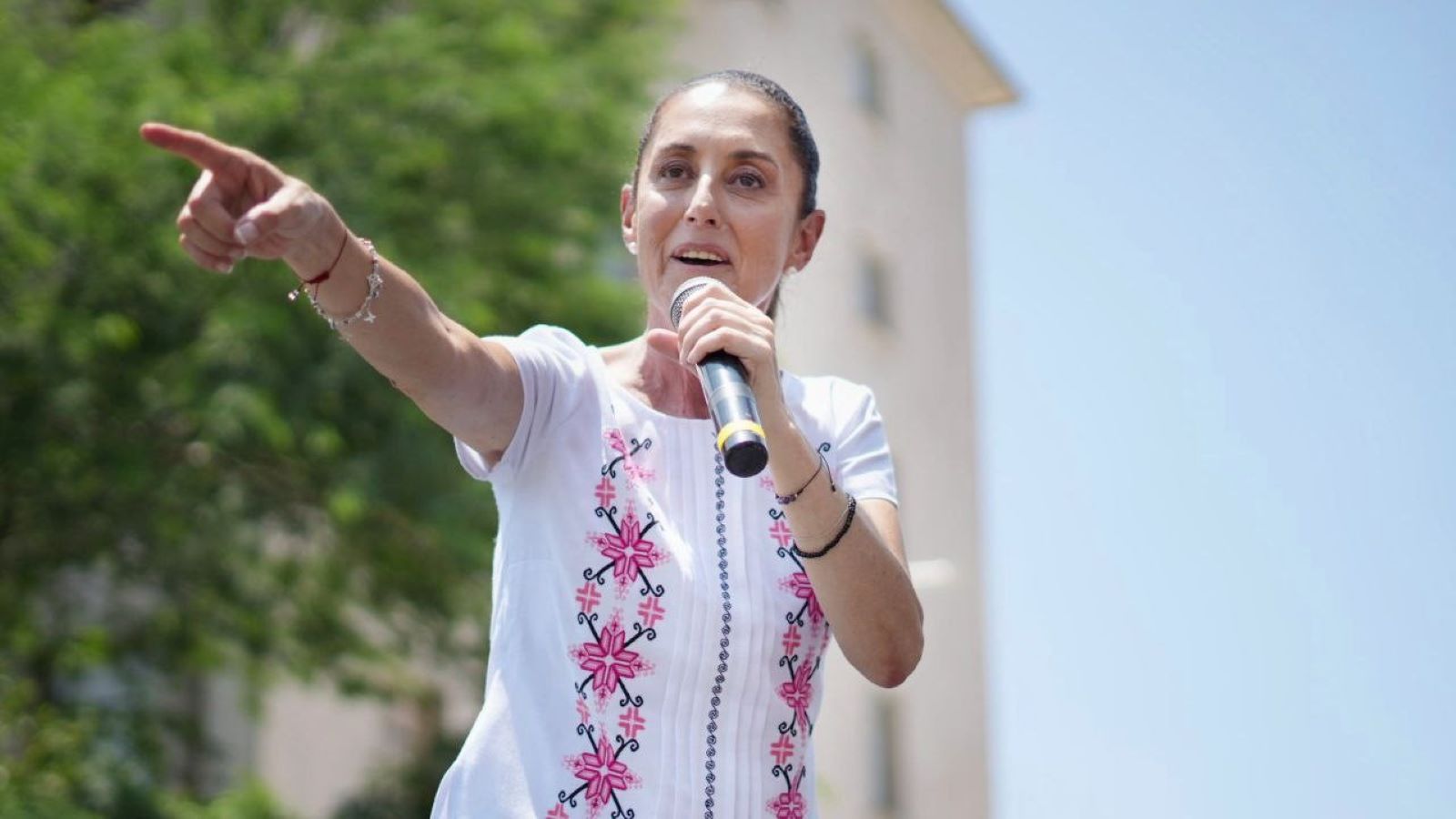 Claudia Sheinbaum taler i mikrofon