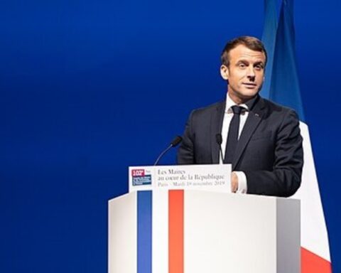 Maskefald: Valget er Macrons opfordring til franskmændene om at tænke sig godt om