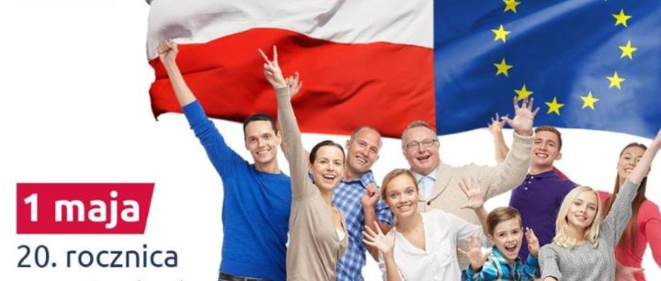 En gruppe mennesker ser glade ud foran EU's og Polens flag