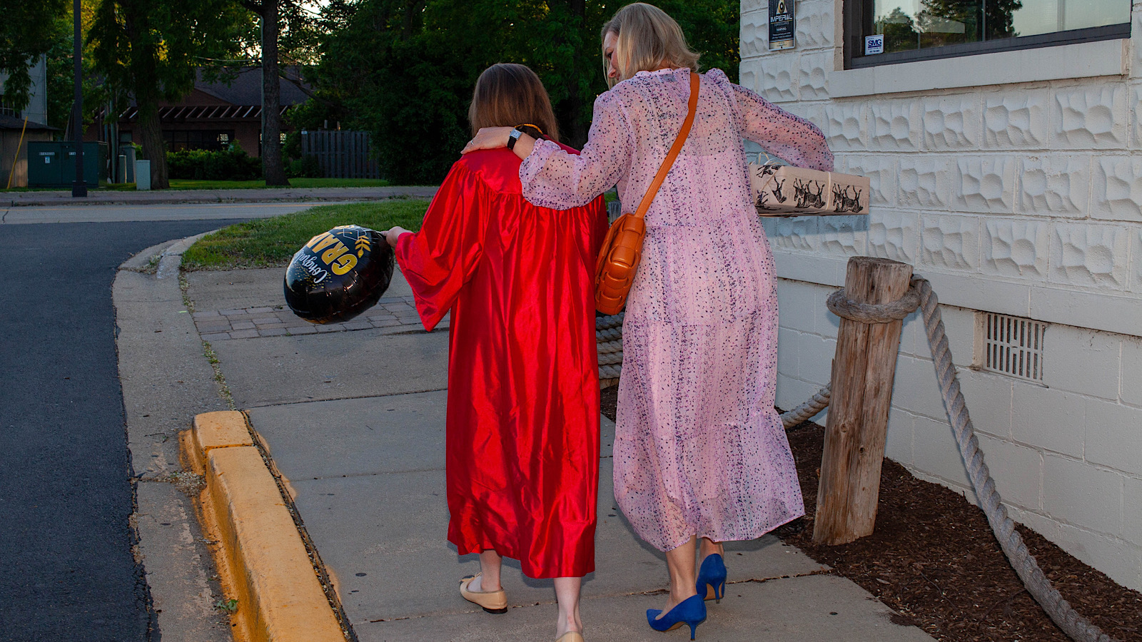 Middle school graduation med kappe og ballon - hvad byder fremtiden?