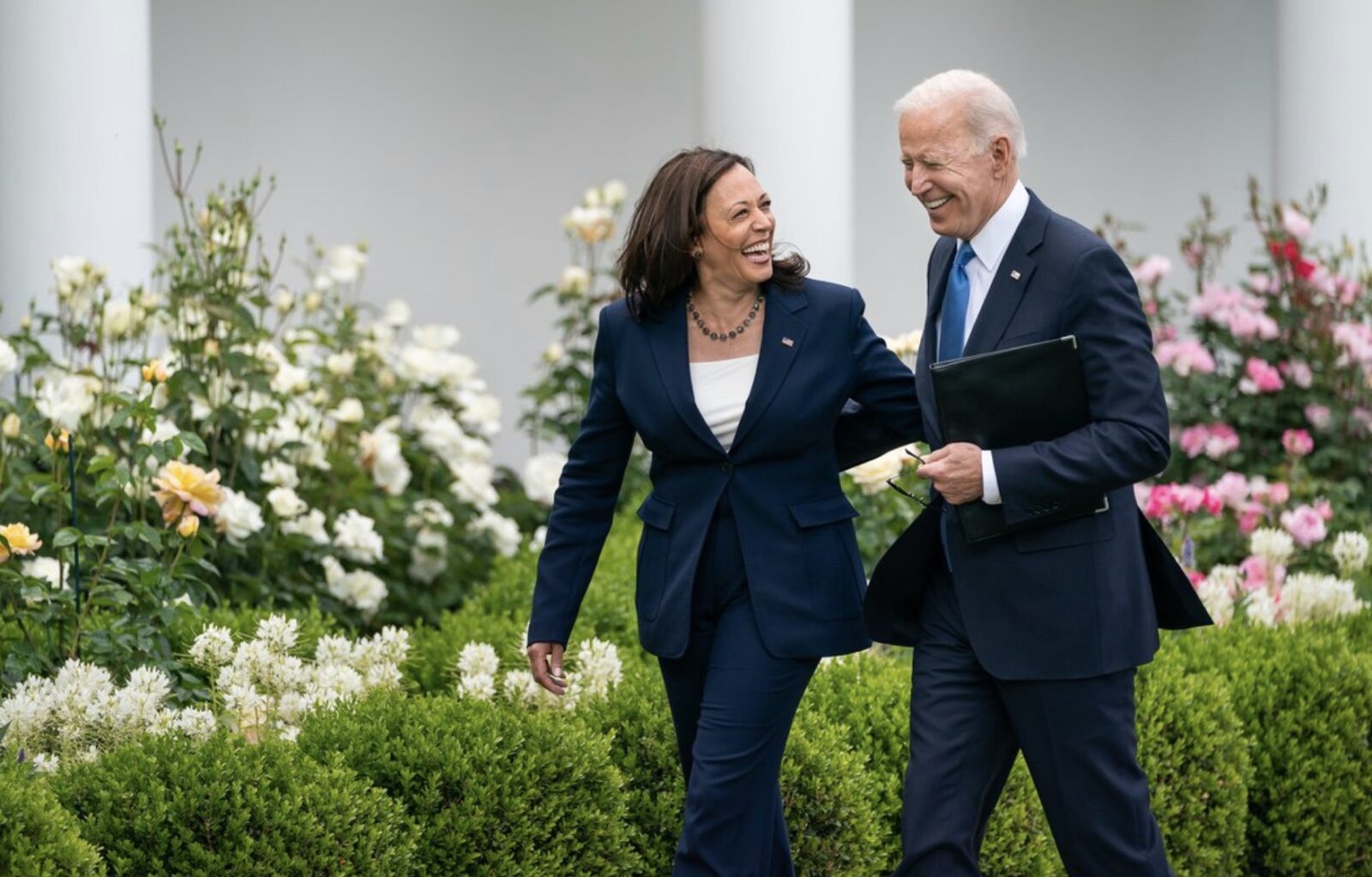 Kamala Harris spadserer med Joe Biden i The Rose Garden i Det Hvide Hus