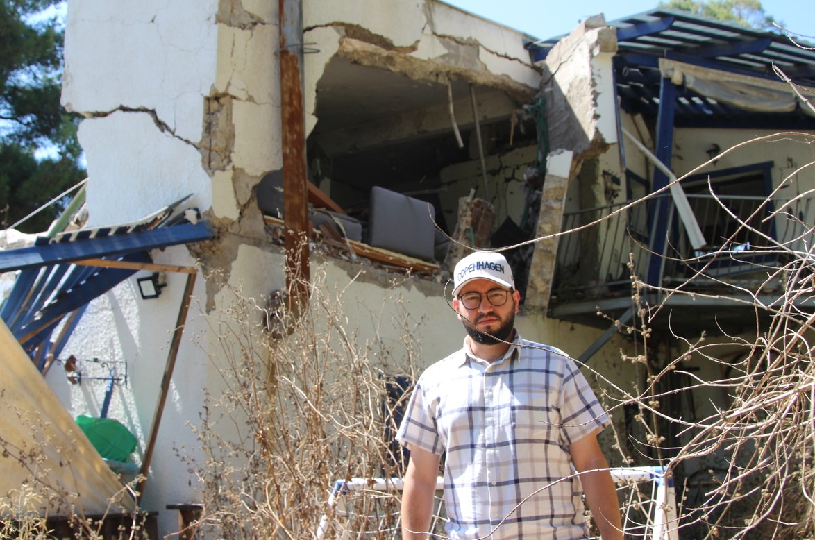 Deniz Serinci ved udbombet bygning i kibbutz Menara.