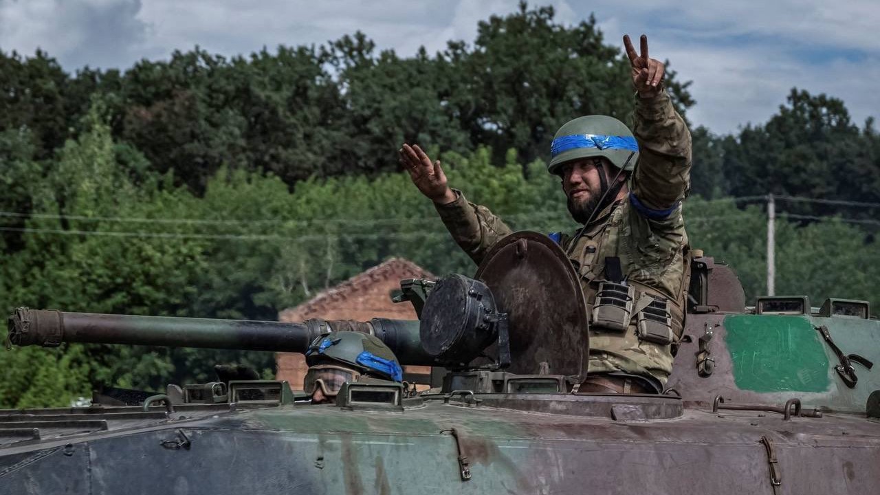 Et ukrainsk kampkøretøj angiveligt et sted i Kursk. Soldat fra Ukraine vifter med armene. 