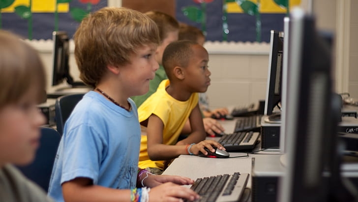 Skolebørn sidder ved computere. Digital dannelse er væsentlig, skriver Jesper Tække