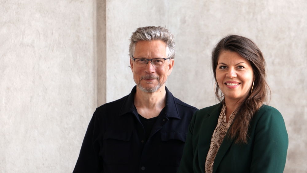 Foto af Alternativets Torsten Gejl og Franciska Rosenkilde, der netop har præsenteret 