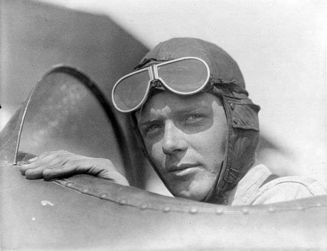 Flyverhelten Charles Lindbergh var pro-tysk, og Roosevelt var overbevist om, at han var tilhænger af fascismen. Her ses han i et fly iført pilothat i læder og med pilotbriller i panden. 