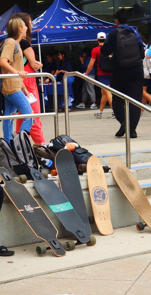 En række skateboards hviler på en trappeafsats. De studerende går rundt til verdensfestival. 