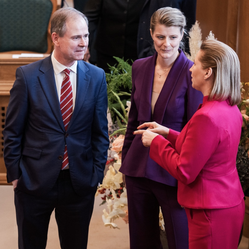 Foto af Wammen, Halsboe og Frederiksen under samtale i folketinget.