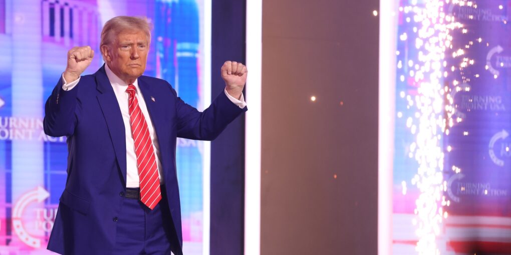 Foto af Trump, der både udtrykker sejrsglæde og utilfredshed eller bekymringer. MAGA 2025 er ikke på en sikker sti.