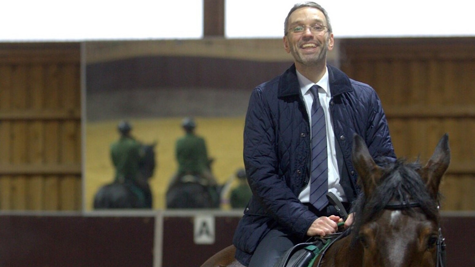 Herbert Kickl på en hest