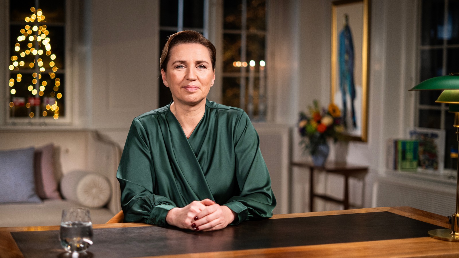 Mette Frederiksen ved sit skrivebord umiddelbart før nytårstalen, der handlede om mørke magter eller mørke kræfter.