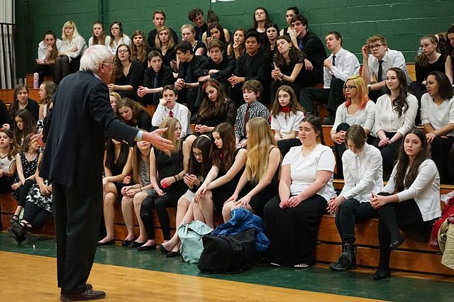 Bernie Sanders, eksponent for venstrefløjspopulisme i modsætning til højrefløjspopulisme, taler ved møde med unge.
