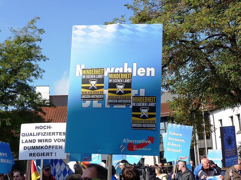 Foto fra demonstration med AFD på det ekstreme, yderste højre i Tyskland.