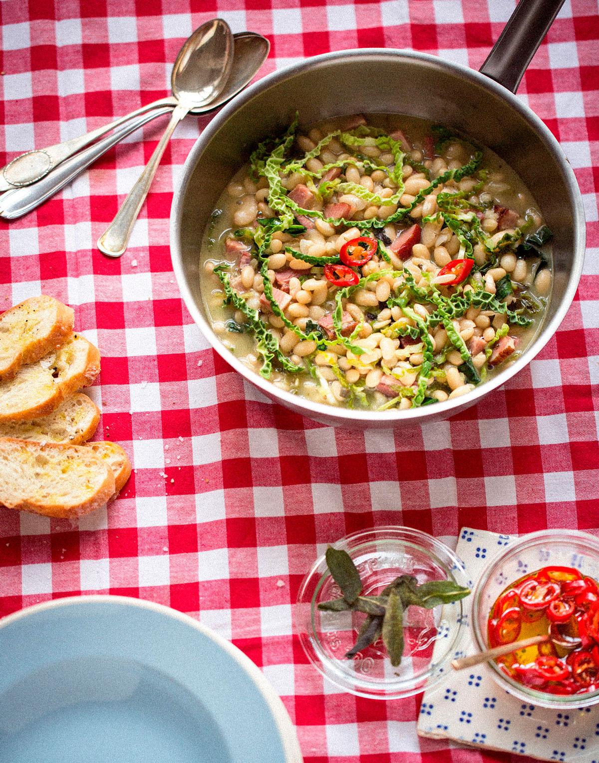 Simrende gryderet med hvide bønner fra Camillos Køkken